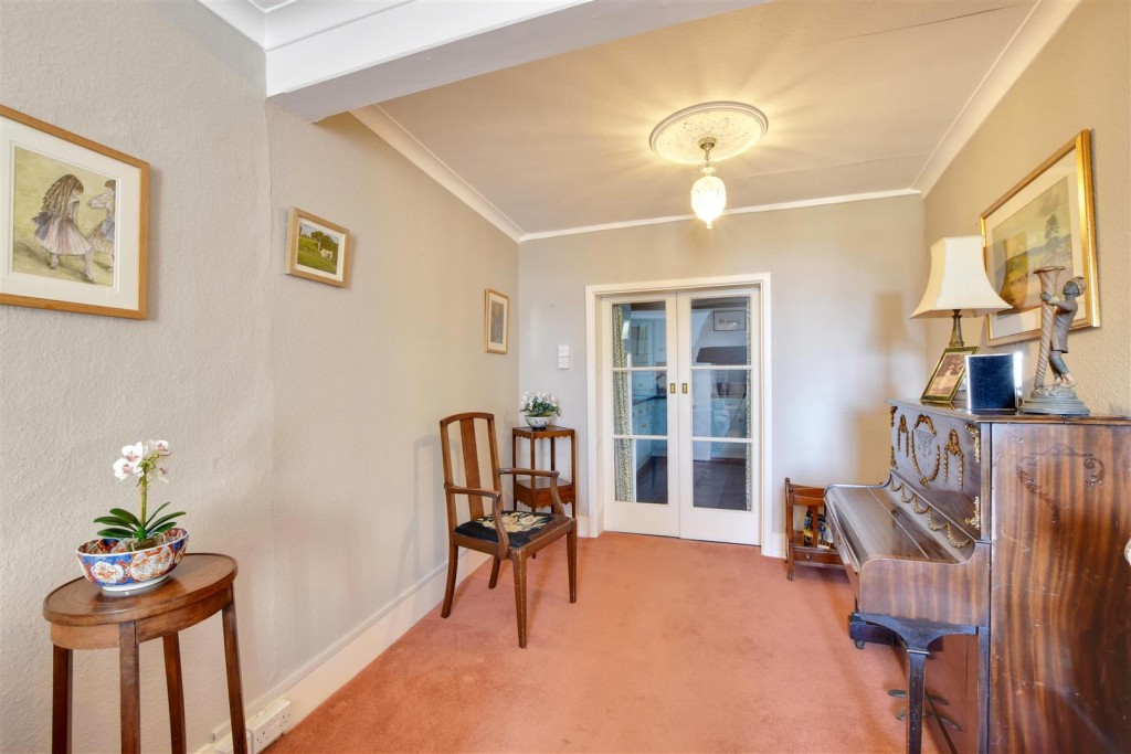 Lot: 129 - PERIOD HOUSE FOR IMPROVEMENT - Reception room